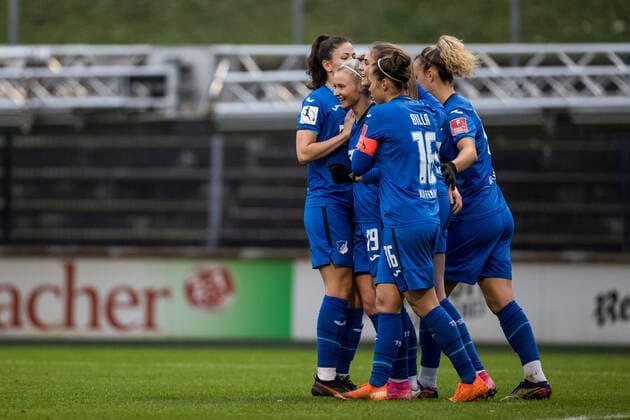 DFB Pokal der Frauen: 1. FC Koeln - TSG Hoffenheim, 06.12.2020 Lena Lattwein ( 6, TSG Hoffenheim) trifft zum 1:2 - Jubel DFB Pokal der Frauen: 1. FC Koeln - TSG Hoffenheim, Franz-Kremer-Stadion, Koeln DFB REGULATIONS PROHIBIT ANY USE OF PHOTOGRAPHS AS IMAGE SEQUENCES AND OR QUASI-VIDEO. Copyright: xBEAUTIFULxSPORTS Wunderlx