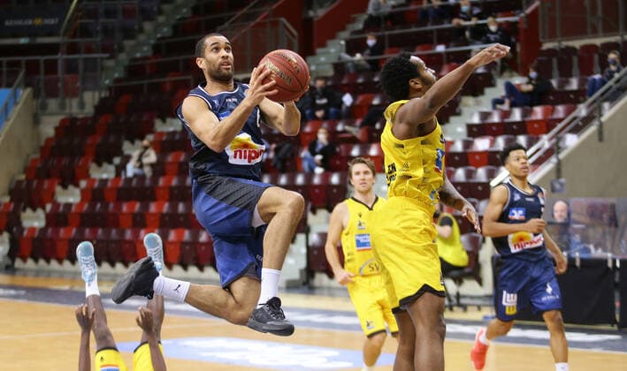 Ludwigsburg , Basketball easyCredit BBL Bundesliga , MHP RIESEN Ludwigsburg vs. HAKRO Merlins Crailsheim , von links: Elias Lasisi ( Crailsheim ) Barry Brown ( Riesen )