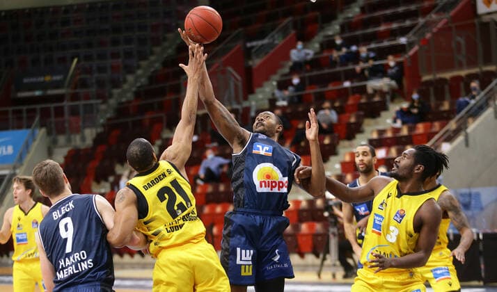 Ludwigsburg , Basketball easyCredit BBL Bundesliga , MHP RIESEN Ludwigsburg vs. HAKRO Merlins Crailsheim , von links: tremmell Darden ( Riesen ) Haywood Hoghsmith ( Craislheim ) Jaleen Smith ( Riesen )
