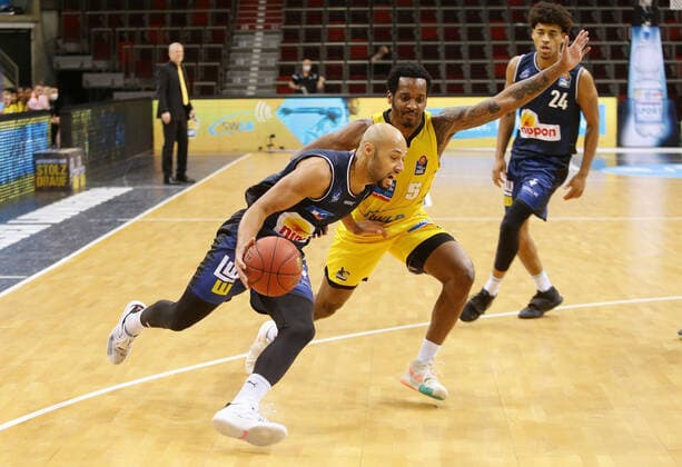 Ludwigsburg , Basketball easyCredit BBL Bundesliga , MHP RIESEN Ludwigsburg vs. HAKRO Merlins Crailsheim , von links: Aleksa Kovacecic ( Crailsheim ) Barry Brown ( Riesen )