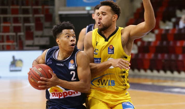 Ludwigsburg , Basketball easyCredit BBL Bundesliga , MHP RIESEN Ludwigsburg vs. HAKRO Merlins Crailsheim , von links: Trae Bell - Haynes ( Crails ) Elias harris ( Riesen )
