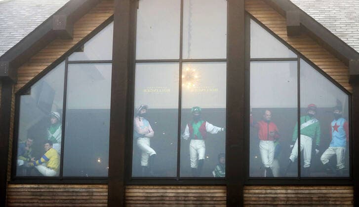 Bilder des Jahres 2020, Sport 12 Dezember Sport Themen der Woche KW49 Sport Bilder des Tages Punchestown Racing - John Durkan Chase Day, Punchestown Racecourse, Co. Kildare 6 12 2020 Jockeys and Trainers wait to hear if racing is to go-ahead after fog caused racing to be suspended after 3 races Jockeys and Trainers wait to hear if racing is to go-ahead after fog caused racing to be suspended after 3 races 6 12 2020  Copyright: x INPHO LorrainexO™Sullivanx AU1I0435