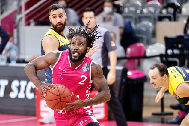 GER, easyCredit BBL, Herren, Telekom Baskets Bonn vs. EWE Baskets Oldenburg 06.12.2020, Telekom Dome, Bonn, GER, easyCredit BBL, Herren, Telekom Baskets Bonn vs. EWE Baskets Oldenburg, im Bild picture shows: Xavier Pollard (Telekom Bonn 2), im Zweikampf gegen Martin Breunig (Oldenburg 12),