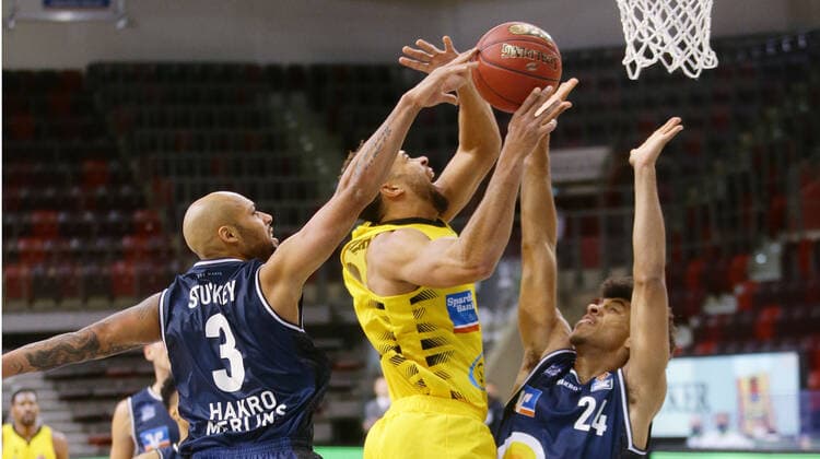 Ludwigsburg , Basketball easyCredit BBL Bundesliga , MHP RIESEN Ludwigsburg vs. HAKRO Merlins Crailsheim , von links: Maurice Stuckey ( Craisl ) Elias Harris ( Riesen ) Jeremy Jones ( Crails )