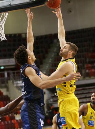 Ludwigsburg , Basketball easyCredit BBL Bundesliga , MHP RIESEN Ludwigsburg vs. HAKRO Merlins Crailsheim , von links: Jamuni McNeace ( Crails ) Jonas Wohlfarth-Bottermann ( Riesen )