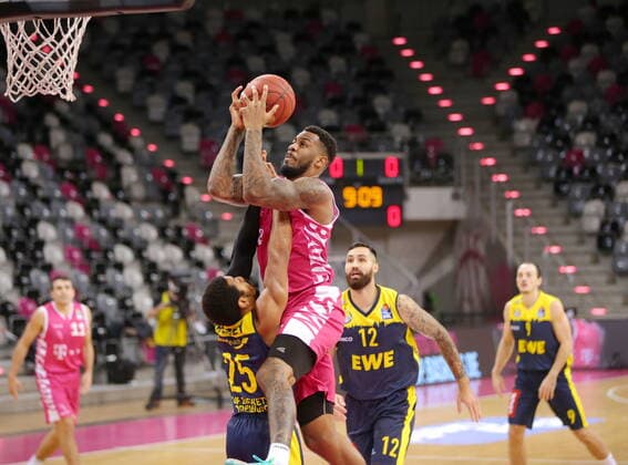James Thompson IV Telekom Baskets Bonn vs. Phil Pressey EWE Baskets Oldenburg easyCredit BBL 1. Bundesliga , Saison 2020 2021 , 5. Spieltag