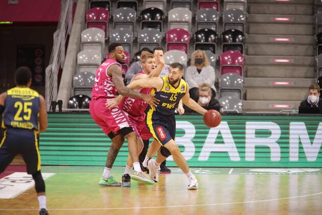 James Thompson IV, Benjamin Lischka Telekom Baskets Bonn vs. Nathan Boothe EWE Baskets Oldenburg easyCredit BBL 1. Bundesliga , Saison 2020 2021 , 5. Spieltag