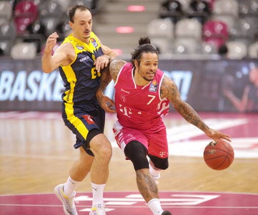 Chris Babb Telekom Baskets Bonn vs. Karsten Tadda EWE Baskets Oldenburg easyCredit BBL 1. Bundesliga , Saison 2020 2021 , 5. Spieltag