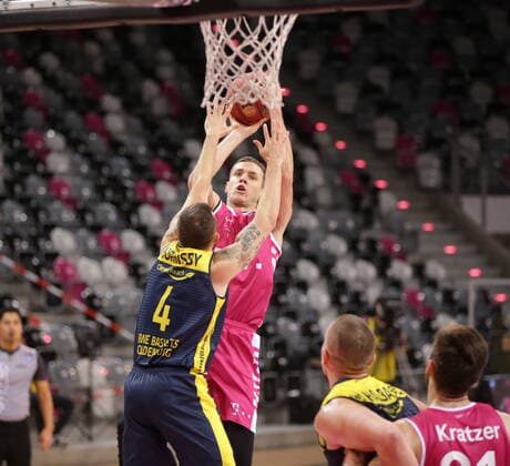 Strahinja Micovic Telekom Baskets Bonn vs. Keith Hornsby EWE Baskets Oldenburg easyCredit BBL 1. Bundesliga , Saison 2020 2021 , 5. Spieltag