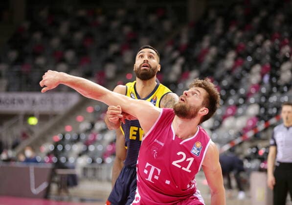 Leon Kratzer Telekom Baskets Bonn vs. Martin Breunig EWE Baskets Oldenburg easyCredit BBL 1. Bundesliga , Saison 2020 2021 , 5. Spieltag