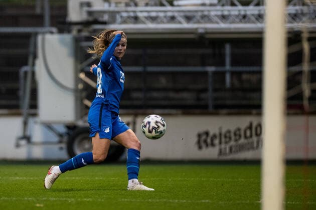 DFB Pokal der Frauen: 1. FC Koeln - TSG Hoffenheim, 06.12.2020 Tabea Wassmuth ( 28, TSG Hoffenheim) schiesst das 1:3 DFB Pokal der Frauen: 1. FC Koeln - TSG Hoffenheim, Franz-Kremer-Stadion, Koeln DFB REGULATIONS PROHIBIT ANY USE OF PHOTOGRAPHS AS IMAGE SEQUENCES AND OR QUASI-VIDEO. Copyright: xBEAUTIFULxSPORTS Wunderlx