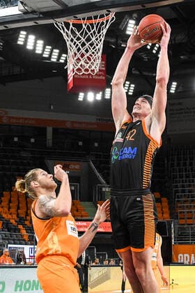 GER, BBL, ratiopharm ulm vs RASTA Vechta 06.12.2020, ratiopharm arena, Neu-Ulm, GER, BBL, ratiopharm ulm vs RASTA Vechta, im Bild Dylan Osetkowski (Ulm, 21) als Zuschauer, Dennis Clifford (Vechta, 42) punktet