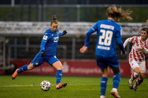 DFB Pokal der Frauen: 1. FC Koeln - TSG Hoffenheim, 06.12.2020 Nicole Billa ( 16, TSG Hoffenheim) schiesst das 1:4 DFB Pokal der Frauen: 1. FC Koeln - TSG Hoffenheim, Franz-Kremer-Stadion, Koeln DFB REGULATIONS PROHIBIT ANY USE OF PHOTOGRAPHS AS IMAGE SEQUENCES AND OR QUASI-VIDEO. Copyright: xBEAUTIFULxSPORTS Wunderlx