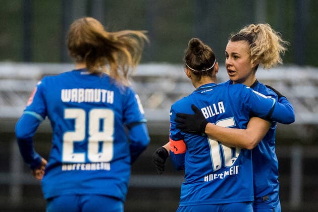 DFB Pokal der Frauen: 1. FC Koeln - TSG Hoffenheim, 06.12.2020 Jubel bei der TSG Hoffenheim zum 1:4 durch Nicole Billa ( 16, TSG Hoffenheim) DFB Pokal der Frauen: 1. FC Koeln - TSG Hoffenheim, Franz-Kremer-Stadion, Koeln DFB REGULATIONS PROHIBIT ANY USE OF PHOTOGRAPHS AS IMAGE SEQUENCES AND OR QUASI-VIDEO. Copyright: xBEAUTIFULxSPORTS Wunderlx