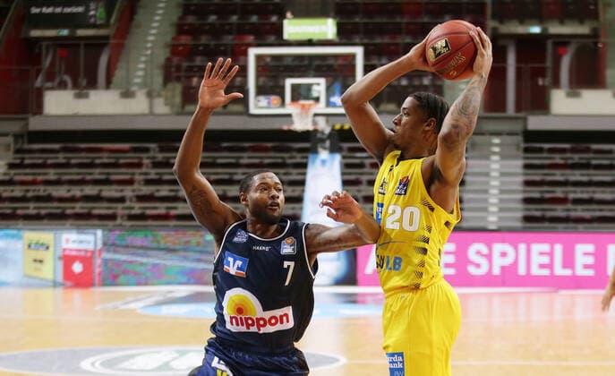 Ludwigsburg , Basketball easyCredit BBL Bundesliga , MHP RIESEN Ludwigsburg vs. HAKRO Merlins Crailsheim , von links: Haywood Highsmith ( Crails ) Desi Rodriguez ( Riesen )