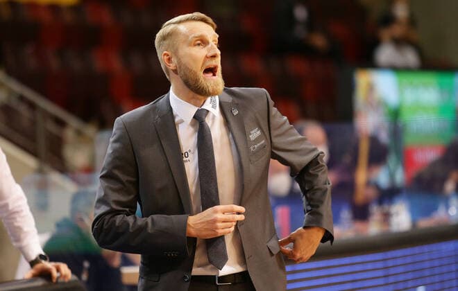 Ludwigsburg , Basketball easyCredit BBL Bundesliga , MHP RIESEN Ludwigsburg vs. HAKRO Merlins Crailsheim , Tuomas Iisalo ( Trainer Crailsheim )