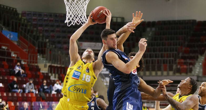 Ludwigsburg , Basketball easyCredit BBL Bundesliga , MHP RIESEN Ludwigsburg vs. HAKRO Merlins Crailsheim , von links: Jonas Wohlfarth-Bottermann ( Riesen ) Bogdan Radosavljevic ( Crailsheim )