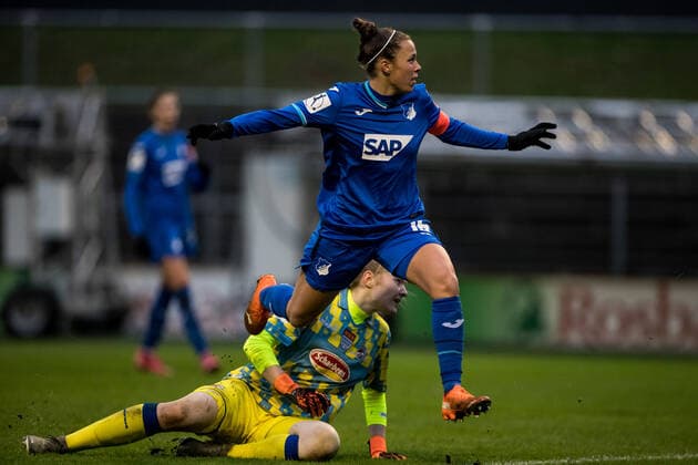 DFB Pokal der Frauen: 1. FC Koeln - TSG Hoffenheim, 06.12.2020 Nicole Billa ( 16, TSG Hoffenheim) spielt Manon Klett ( 30, 1. FC Koeln) aus und trifft zum 1:5 DFB Pokal der Frauen: 1. FC Koeln - TSG Hoffenheim, Franz-Kremer-Stadion, Koeln DFB REGULATIONS PROHIBIT ANY USE OF PHOTOGRAPHS AS IMAGE SEQUENCES AND OR QUASI-VIDEO. Copyright: xBEAUTIFULxSPORTS Wunderlx