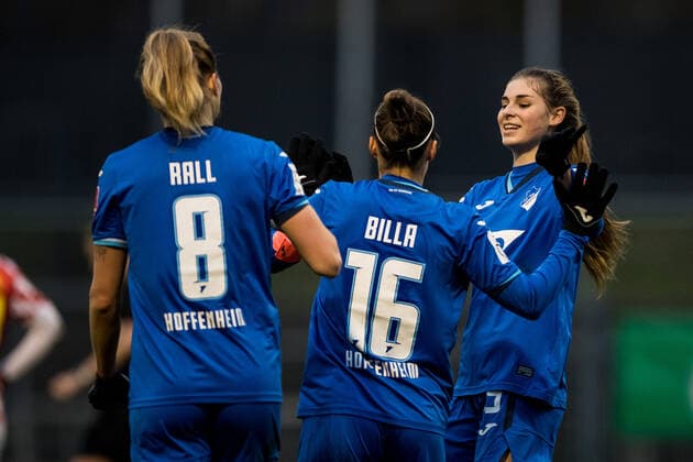 DFB Pokal der Frauen: 1. FC Koeln - TSG Hoffenheim, 06.12.2020 Jubel bei der TSG Hoffenheim zum 1:5 durch Nicole Billa ( 16, TSG Hoffenheim) DFB Pokal der Frauen: 1. FC Koeln - TSG Hoffenheim, Franz-Kremer-Stadion, Koeln DFB REGULATIONS PROHIBIT ANY USE OF PHOTOGRAPHS AS IMAGE SEQUENCES AND OR QUASI-VIDEO. Copyright: xBEAUTIFULxSPORTS Wunderlx