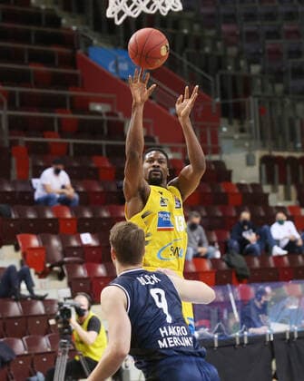 Yormas Polas Bartolo (Riesen) gegen Fabia Bleck (Merlins) . MHP Riesen Ludwigsburg vs. Merlins Crailsheim . Basketball-Bundesliga 2020-2021. Ludwigsburg , GER,06.12.2020,