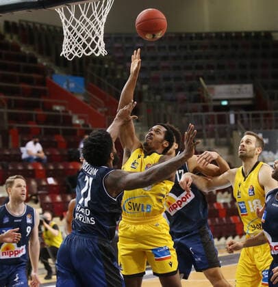 V.li. Tim Coleman (Merlins), Berry Brown Jr. (Riesen) . MHP Riesen Ludwigsburg vs. Merlins Crailsheim . Basketball-Bundesliga 2020-2021. Ludwigsburg , GER,06.12.2020,