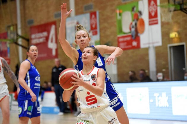 Basketball - Toyota 1. DBBL - GiroLive-Panthers Osnabrück vs. GISA LIONS SV Halle am 06.12.2020 in der OSC-Halle in Osnabrück. v.li. Jenny Strozyk (GiroLive-Panthers Osnabrück) im Zweikampf gegen Darien Huff (GISA LIONS SV Halle) Osnabrück OSC-Halle Niedersachsen Deutschland
