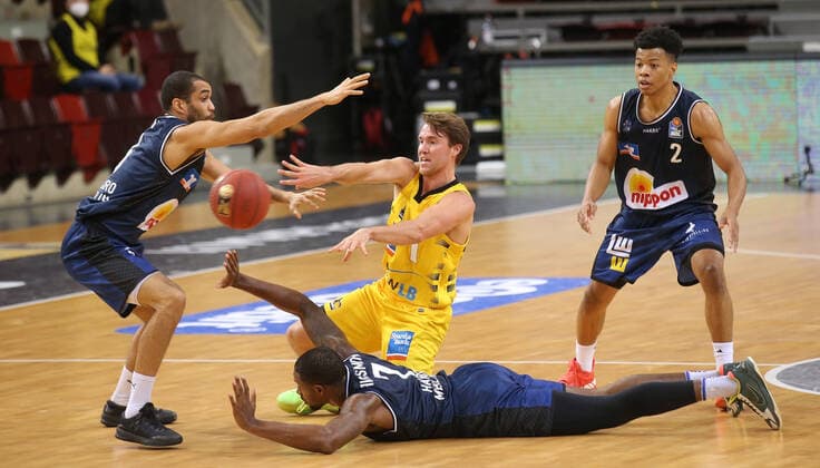 V.li. Elias Lasisi (Merlins), Jordan Hulls (Riesen), Trae BellHaynes (Merlins). Am Boden Haywoood Highsmith (Merlins) . MHP Riesen Ludwigsburg vs. Merlins Crailsheim . Basketball-Bundesliga 2020-2021. Ludwigsburg , GER,06.12.2020,