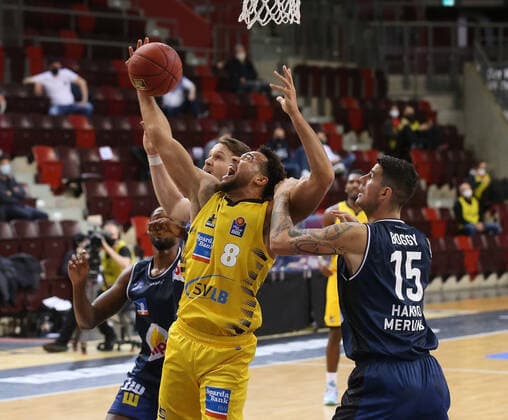 V.li. Elias Harris (Riesen), Bogdan Radosavljevic (Merlins) . MHP Riesen Ludwigsburg vs. Merlins Crailsheim . Basketball-Bundesliga 2020-2021. Ludwigsburg , GER,06.12.2020,