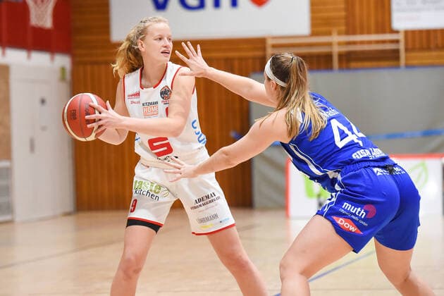 Basketball - Toyota 1. DBBL - GiroLive-Panthers Osnabrück vs. GISA LIONS SV Halle am 06.12.2020 in der OSC-Halle in Osnabrück. v.li. Emma Eichmeyer (GiroLive-Panthers Osnabrück) im Zweikampf gegen Olivia Nash (GISA LIONS SV Halle) Osnabrück OSC-Halle Niedersachsen Deutschland
