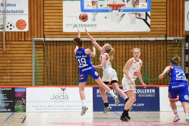 Basketball - Toyota 1. DBBL - GiroLive-Panthers Osnabrück vs. GISA LIONS SV Halle am 06.12.2020 in der OSC-Halle in Osnabrück. v.li. Meret Kleine-Beek (GISA LIONS SV Halle) setzt sich gegen Emma Eichmeyer (GiroLive-Panthers Osnabrück) durch und erzielt einen Korb. Osnabrück OSC-Halle Niedersachsen Deutschland