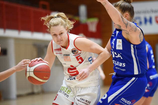 Basketball - Toyota 1. DBBL - GiroLive-Panthers Osnabrück vs. GISA LIONS SV Halle am 06.12.2020 in der OSC-Halle in Osnabrück. v.li. Tonia Dölle (GiroLive-Panthers Osnabrück) im Zweikampf gegen Klaudia Grudzien (GISA LIONS SV Halle) Osnabrück OSC-Halle Niedersachsen Deutschland