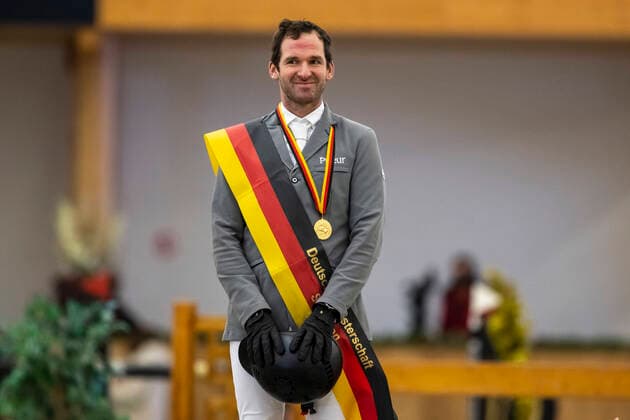 Bilder des Jahres 2020, Sport 12 Dezember Sport Themen der Woche KW49 Sport Bilder des Tages RIESENBECK - Int. Deutsche Meisterschaften Springen 2020, Riesenbeck, Pferdesportzentrum, RIESENBECK - Int. Deutsche Meisterschaften Springen 2020, WEISHAUPT Philipp (GER) - Siegerehrung Meisterehrung Nat. SpringpruÌˆfung Kl. S mit Stechen**** Finale Deutsche Meisterschaft Springreiter innen 2020 06. December 2020 - *** RIESENBECK Int German Championships Show Jumping 2020, Riesenbeck, Pferdesportzentrum, RIESENBECK Int German Championships Show Jumping 2020, WEISHAUPT Philipp GER Award Ceremony Champion Commendation Nat SpringpruÌˆfung Kl S with jump-off Final German Championships Show Jumper inside 2020 06 December 2020