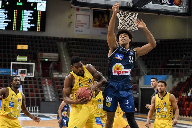 Yorman Polas Bartolo (MHP Riesen Ludwigsburg) im Zweikampf mit Jeremy Jones (HAKRO Merlins Crailsheim), GER, MHP Riesen Ludwigsburg vs. HAKRO Merlins Crailsheim, 06.12.2020, 5. Spieltag easycredit Basketball Bundesliga, Spielzeit 2020 2021. GER, MHP Riesen Ludwigsburg vs. HAKRO Merlins Crailsheim, 06.12.2020, 5. Spieltag easycredit Basketball Bundesliga, Spielzeit 2020 2021. Ludwigsburg Copyright: xMemmlerx Eibner-Pressefotox EP_mmr