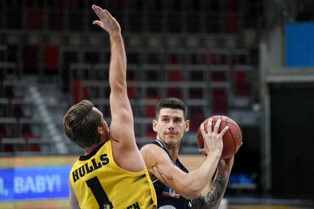Bogdan Radosavljevic (HAKRO Merlins Crailsheim) im Zweikampf mit Jordan Hulls (MHP Riesen Ludwigsburg), GER, MHP Riesen Ludwigsburg vs. HAKRO Merlins Crailsheim, 06.12.2020, 5. Spieltag easycredit Basketball Bundesliga, Spielzeit 2020 2021. GER, MHP Riesen Ludwigsburg vs. HAKRO Merlins Crailsheim, 06.12.2020, 5. Spieltag easycredit Basketball Bundesliga, Spielzeit 2020 2021. Ludwigsburg Copyright: xMemmlerx Eibner-Pressefotox EP_mmr