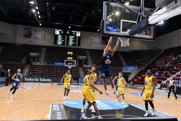 Jamuni McNeace (HAKRO Merlins Crailsheim) am Korb gegen Tremmell Darden (MHP Riesen Ludwigsburg), GER, MHP Riesen Ludwigsburg vs. HAKRO Merlins Crailsheim, 06.12.2020, 5. Spieltag easycredit Basketball Bundesliga, Spielzeit 2020 2021. GER, MHP Riesen Ludwigsburg vs. HAKRO Merlins Crailsheim, 06.12.2020, 5. Spieltag easycredit Basketball Bundesliga, Spielzeit 2020 2021. Ludwigsburg Copyright: xMemmlerx Eibner-Pressefotox EP_mmr