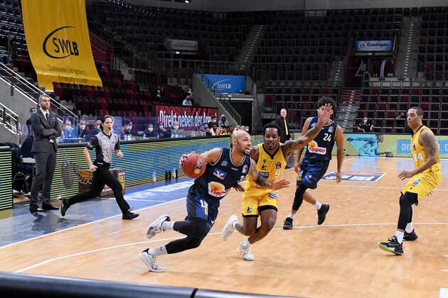 Maurice Stuckey (HAKRO Merlins Crailsheim) im Zweikampf mit Barry Brown Jr. (MHP Riesen Ludwigsburg), GER, MHP Riesen Ludwigsburg vs. HAKRO Merlins Crailsheim, 06.12.2020, 5. Spieltag easycredit Basketball Bundesliga, Spielzeit 2020 2021. GER, MHP Riesen Ludwigsburg vs. HAKRO Merlins Crailsheim, 06.12.2020, 5. Spieltag easycredit Basketball Bundesliga, Spielzeit 2020 2021. Ludwigsburg Copyright: xMemmlerx Eibner-Pressefotox EP_mmr