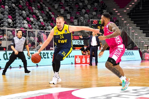 Rasid Mahalbasic (24, EWE Baskets Oldenburg) James Thompson IV (3, Telekom Baskets Bonn) , Telekom Baskets Bonn vs. EWE Baskets Oldenburg, BBL, 06.12.2020, Telekom Baskets Bonn vs. EWE Baskets Oldenburg, BBL, 06.12.2020, Foto: Jonas Brockmann Eibner Pressefoto Bonn Copyright: xJonasxBrockmann xEibner-Pressefotox EP_JBN