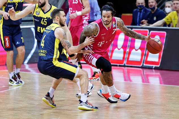GER, easyCredit BBL, Herren, Telekom Baskets Bonn vs. EWE Baskets Oldenburg 06.12.2020, Telekom Dome, Bonn, GER, easyCredit BBL, Herren, Telekom Baskets Bonn vs. EWE Baskets Oldenburg, im Bild picture shows: Chris Babb (Telekom Bonn 7), im Zweikampf gegen Keith Hornsby (Oldenburg 4),