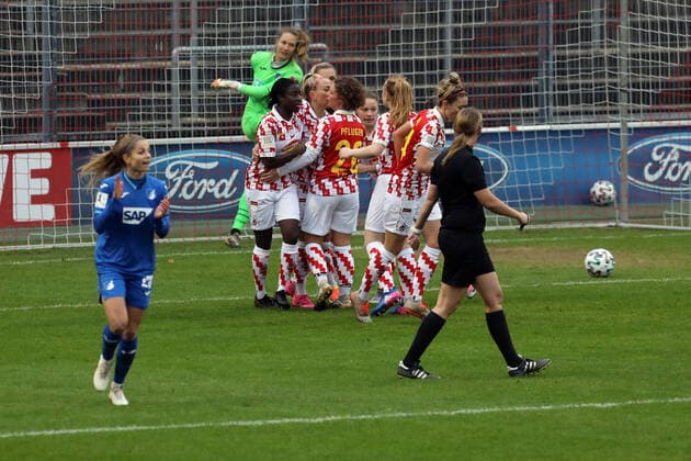 1. FC Köln - TSG Hoffenheim DFB-Pokal Frauen 3. Runde Saison 2020 2021 Franz Kremer Stadion Köln Deutschland 06.12.2020 Mitte: Jubel nach dem Ausgleich zum 1:1 durch Mandy Islacker (1. FC Köln)