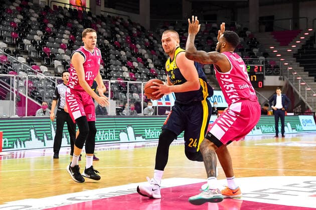 Braydon Hobbs (3, EWE Baskets Oldenburg) James Thompson IV (3, Telekom Baskets Bonn) , Telekom Baskets Bonn vs. EWE Baskets Oldenburg, BBL, 06.12.2020, Telekom Baskets Bonn vs. EWE Baskets Oldenburg, BBL, 06.12.2020, Foto: Jonas Brockmann Eibner Pressefoto Bonn Copyright: xJonasxBrockmann xEibner-Pressefotox EP_JBN