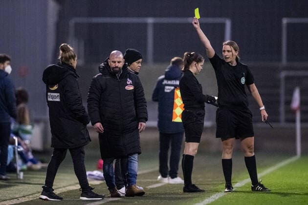 DFB Pokal der Frauen: 1. FC Koeln - TSG Hoffenheim, 06.12.2020 Gelb fuer Sascha Glass (Trainer 1. FC Koeln) DFB Pokal der Frauen: 1. FC Koeln - TSG Hoffenheim, Franz-Kremer-Stadion, Koeln DFB REGULATIONS PROHIBIT ANY USE OF PHOTOGRAPHS AS IMAGE SEQUENCES AND OR QUASI-VIDEO. Copyright: xBEAUTIFULxSPORTS Wunderlx