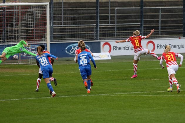 1. FC Köln - TSG Hoffenheim DFB-Pokal Frauen 3. Runde Saison 2020 2021 Franz Kremer Stadion Köln Deutschland 06.12.2020 Ausgleich zum 1:1 durch Mandy Islacker (1. FC Köln)