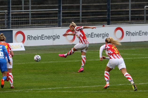 1. FC Köln - TSG Hoffenheim DFB-Pokal Frauen 3. Runde Saison 2020 2021 Franz Kremer Stadion Köln Deutschland 06.12.2020 Ausgleich zum 1:1 durch Mandy Islacker (1. FC Köln)