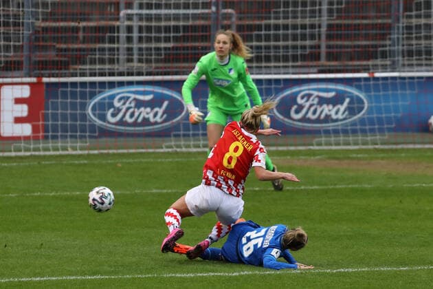 1. FC Köln - TSG Hoffenheim DFB-Pokal Frauen 3. Runde Saison 2020 2021 Franz Kremer Stadion Köln Deutschland 06.12.2020 Foul an Mandy Islacker (1. FC Köln) Elfmeter Unten: Laura Wienroither (Hoffenheim)