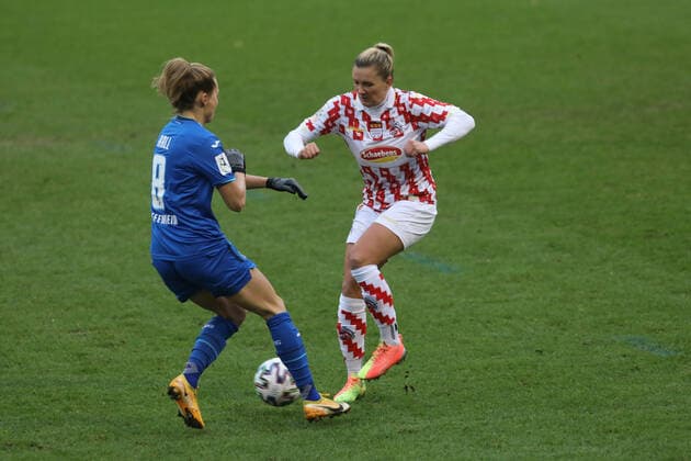 1. FC Köln - TSG Hoffenheim DFB-Pokal Frauen 3. Runde Saison 2020 2021 Franz Kremer Stadion Köln Deutschland 06.12.2020 Links: Maximiliane Rall (Hoffenheim) Rechts: Rachel Miriam Rinast (1. FC Köln)