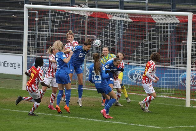 1. FC Köln - TSG Hoffenheim DFB-Pokal Frauen 3. Runde Saison 2020 2021 Franz Kremer Stadion Köln Deutschland 06.12.2020 Mitte: 1:0 für Hoffenheim durch Franziska Harsch