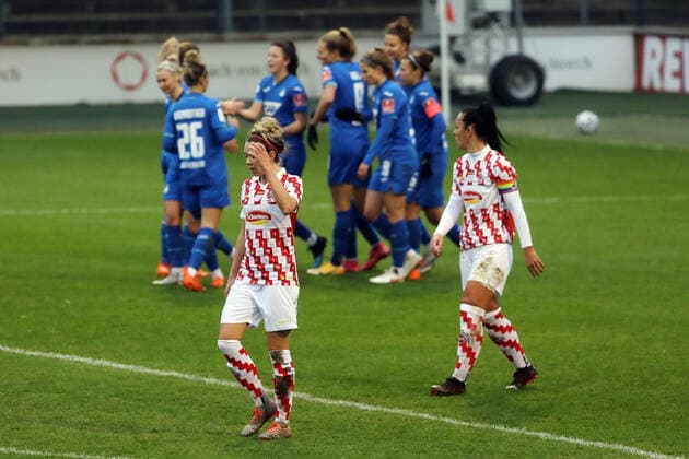 1. FC Köln - TSG Hoffenheim DFB-Pokal Frauen 3. Runde Saison 2020 2021 Franz Kremer Stadion Köln Deutschland 06.12.2020 Links: Theresa Gosch (1. FC Köln) Rechts: Peggy Kuznik (1. FC Köln) 2:1 für Hoffenheim