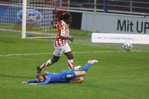 1. FC Köln - TSG Hoffenheim DFB-Pokal Frauen 3. Runde Saison 2020 2021 Franz Kremer Stadion Köln Deutschland 06.12.2020 Oben: Eunice Beckmann (1. FC Köln) Unten: Maximiliane Rall (Hoffenheim)