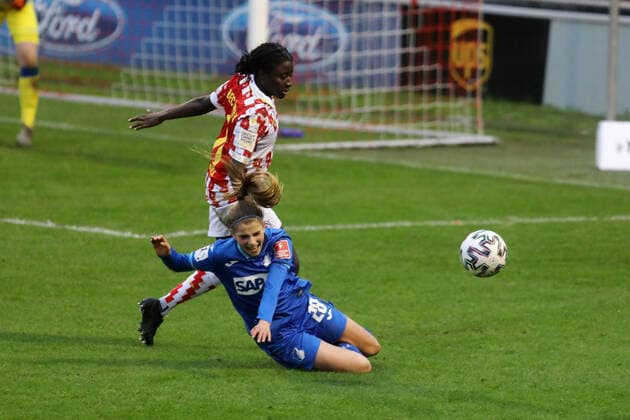 1. FC Köln - TSG Hoffenheim DFB-Pokal Frauen 3. Runde Saison 2020 2021 Franz Kremer Stadion Köln Deutschland 06.12.2020 Oben: Eunice Beckmann (1. FC Köln) Unten: Maximiliane Rall (Hoffenheim)
