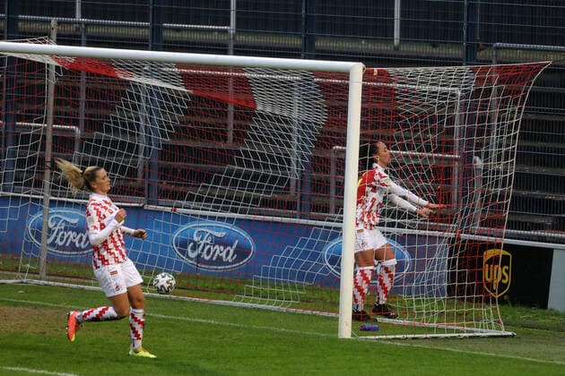 1. FC Köln - TSG Hoffenheim DFB-Pokal Frauen 3. Runde Saison 2020 2021 Franz Kremer Stadion Köln Deutschland 06.12.2020 Links: Rachel Miriam Rinast (1. FC Köln) Rechts: Peggy Kuznik (1. FC Köln) 3:1 für Hoffenheim